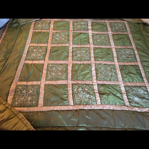 Stunning comforter with detailed embroidery - Picture 3 of 7